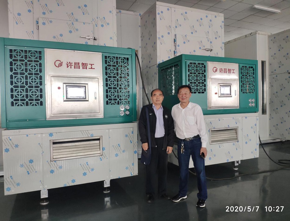河南農業(yè)大學(xué)博士生導師宮長(cháng)榮教授與許昌智工機械制造有限公司董事長(cháng)方青志