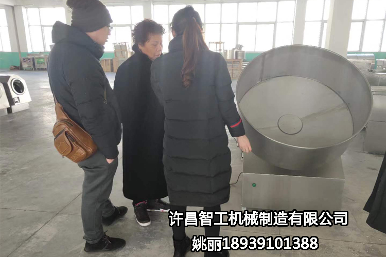 陜西客戶(hù)來(lái)許昌智工考察試機湯圓機，制餡非常滿(mǎn)意，現場(chǎng)定機