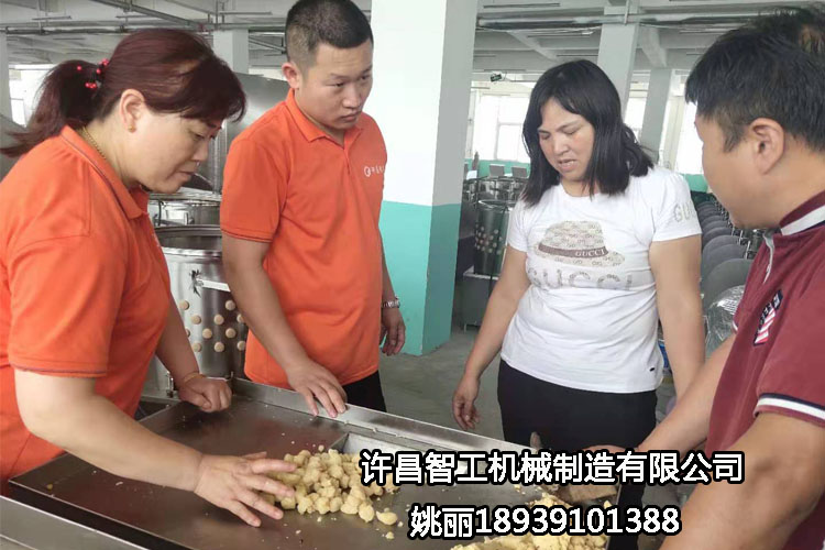 河南周口客戶(hù)自帶原料到許昌智工考察、試機制餡機?。ㄗ龈恻c(diǎn)）