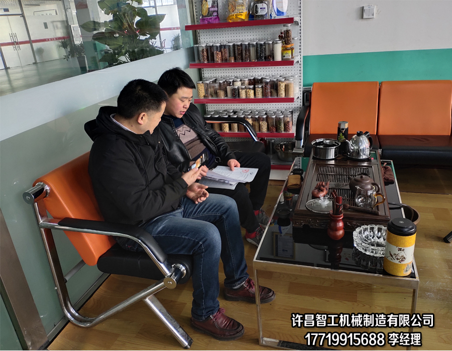 12月10日，陜西寶雞于總一行二人來(lái)許昌智工考察并訂購湯圓制餡機！