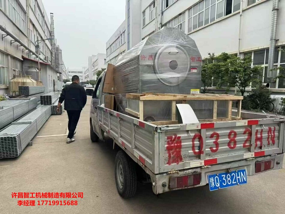 客戶自駕車(chē)來(lái)廠考察電磁炒貨機(jī)，很滿意，現(xiàn)場(chǎng)拉走中型炒貨機(jī)一臺(tái)